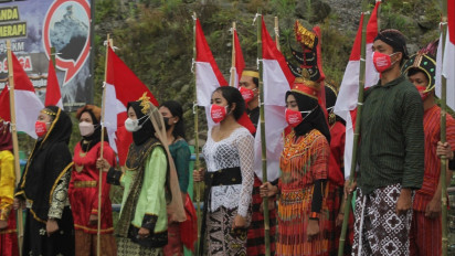 Peringatan Sumpah Pemuda, Mahasiswa Nusantara Kibarkan Merah Putih di Lereng Merapi