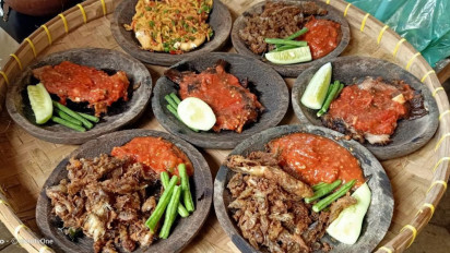 Tolong Pak Jokowi, Harga Minyak Goreng Melambung Pedagang Gorengan di Jember Merana