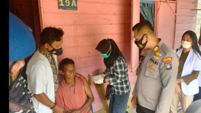 Percepatan Vaksinasi Lansia di Daerah Terluar, Polres Natuna Door to Door