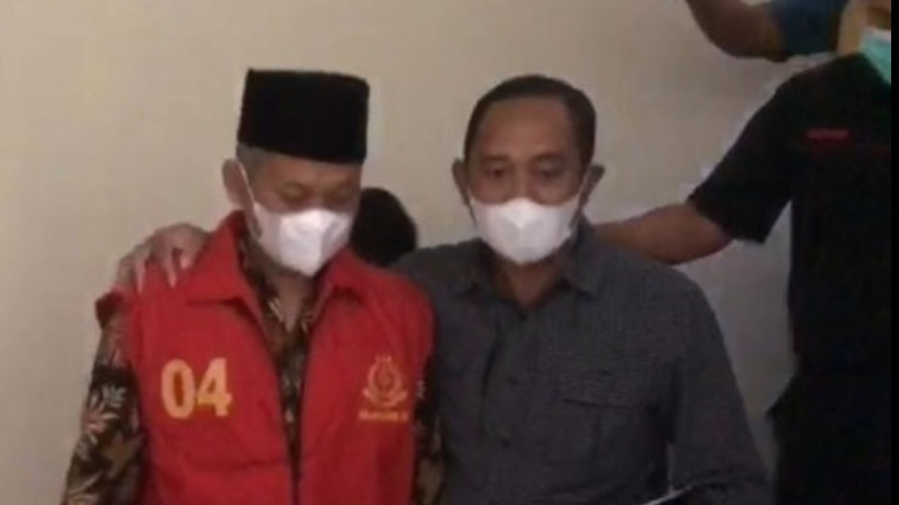 Kejari Bojonegoro Amankan Tersangka Korupsi Dana Bantuan Covid-19 Untuk TPQ
            - galeri foto