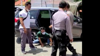 Haru, Pedagang Nasi Bungkus di Gresik 'Ngesot' demi Mendapatkan Bantuan