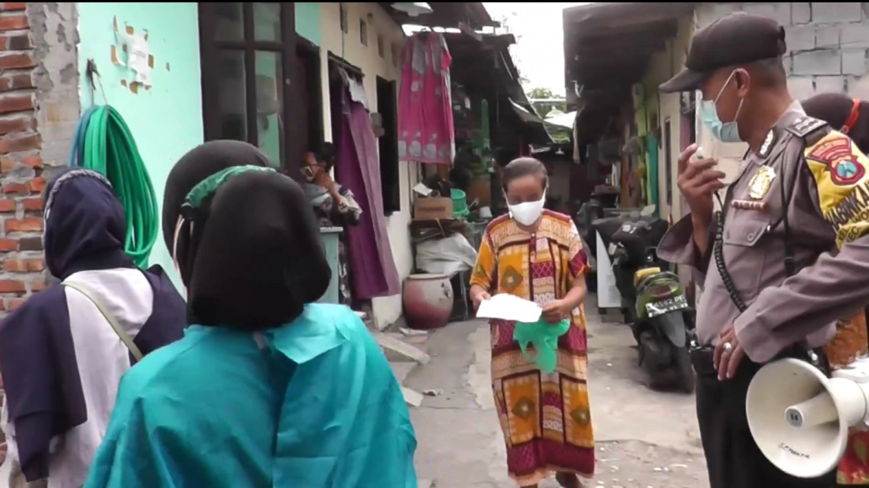 Polsek Semampir Surabaya Gelar Vaksinasi Keliling dari Pintu ke Pintu
            - galeri foto
