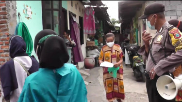 Polsek Semampir Surabaya Gelar Vaksinasi Keliling dari Pintu ke Pintu