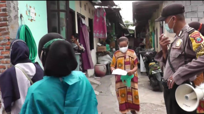 Polsek Semampir Surabaya Gelar Vaksinasi Keliling dari Pintu ke Pintu