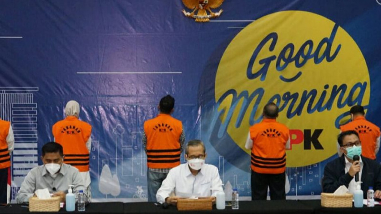 KPK Perpanjang Penahanan Bupati Probolinggo Puput Tantriana
            - galeri foto