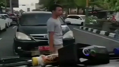 Viral! Mobil "Plat Merah" Hadang Ambulan di Klaten