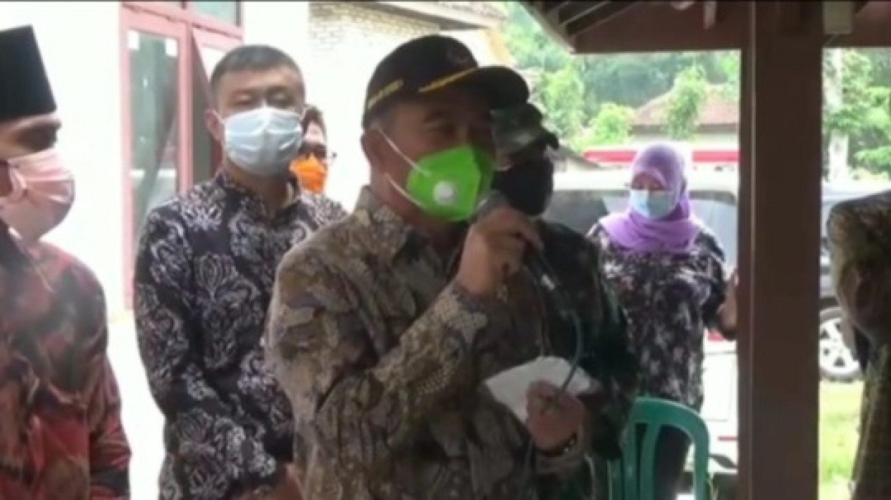 Vaksinasi Covid-19 Rendah, Menko PMK Tinjau Langsung Serbuan Vaksinasi ke Pelosok Desa
            - galeri foto