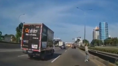 Viral Perempuan Menyeberang di Jalan Tol JORR, Polisi Selidiki Identitas Pelaku