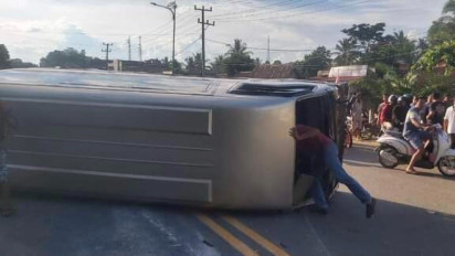 Bus Tim Sepak Bola Sungai Penuh Jambi Terbalik, 5 Orang Luka-luka