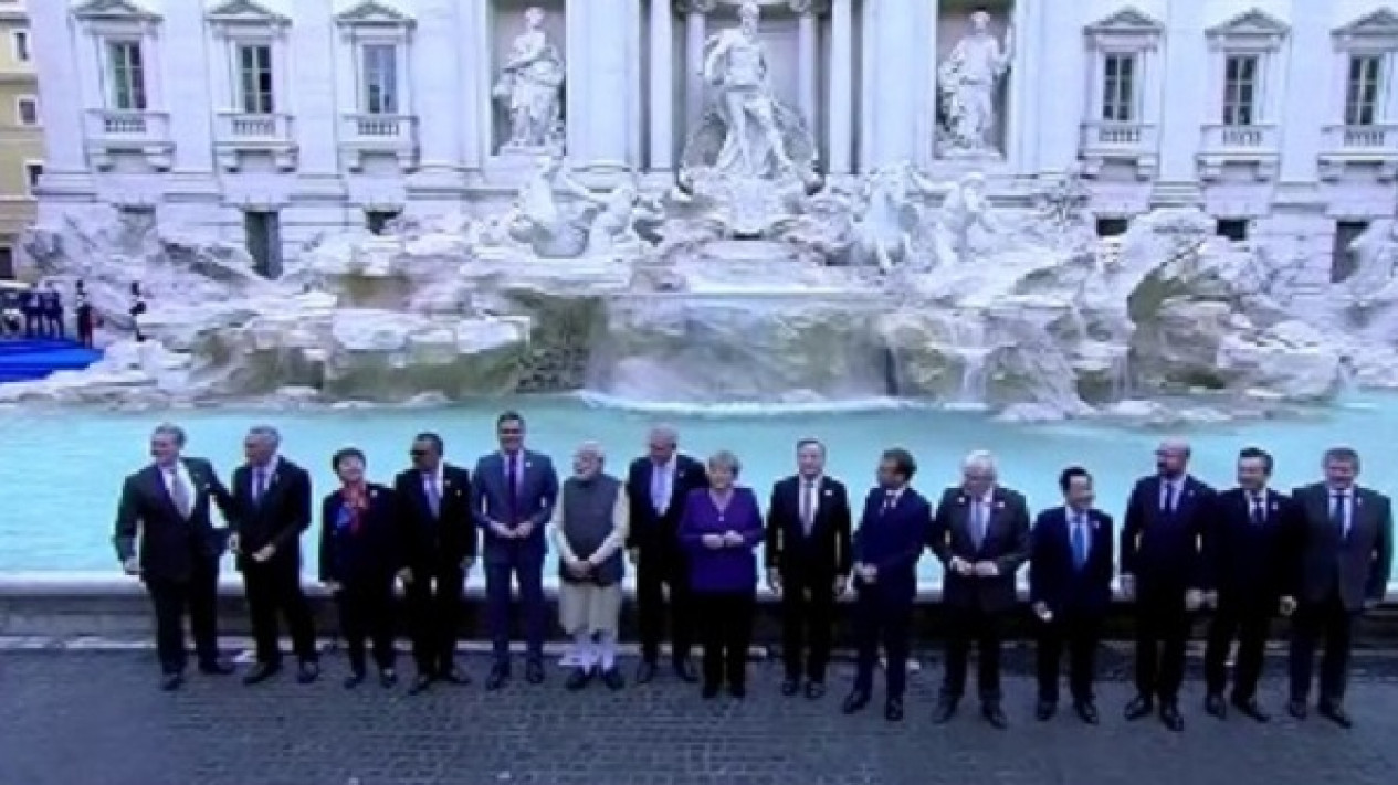 Para Pemimpin G20 Jalani Tradisi Lempar Koin di Air Mancur Trevi Roma
            - galeri foto