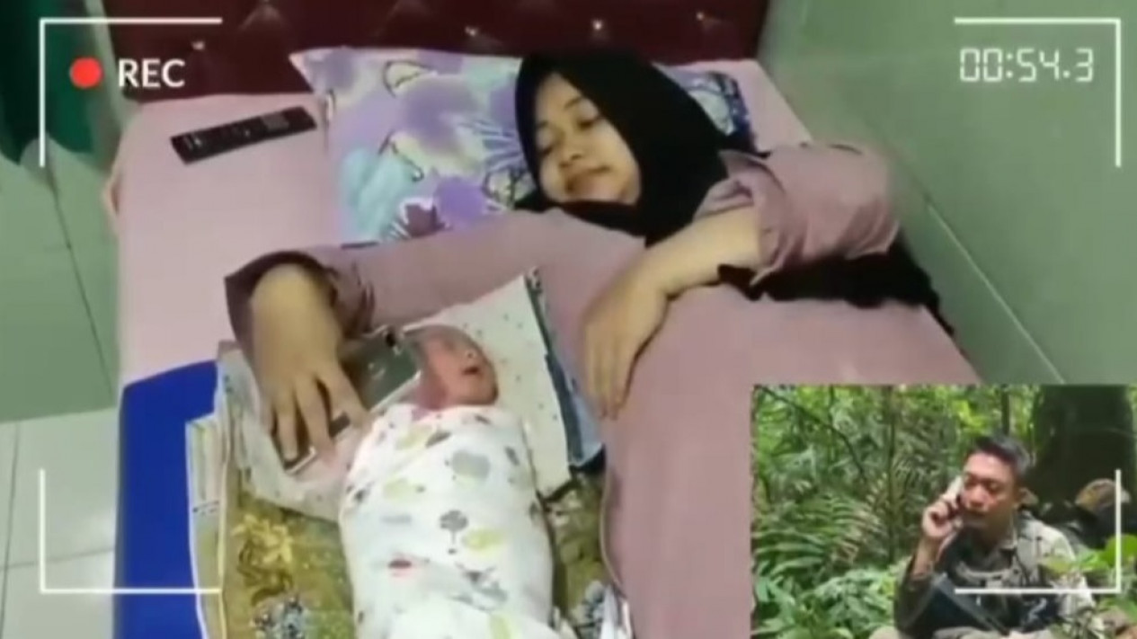 Viral, di Tengah Hutan Poso Ipda Rano Adzankan Anaknya yang Baru Lahir
            - galeri foto