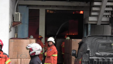 Gudang Mebel Terbakar di Surabaya, 15 Unit Mobil Damkar Dikerahkan