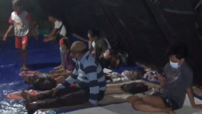 Banjir Cipinang Melayu, Warga Mengungsi di Kolong Tol Becakayu