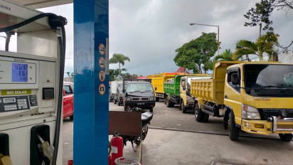 Bahan Bakar Solar Langka di Manggarai NTT, Antrean Kendaraan di SPBU Ruteng Mengular Hingga Sepanjang Satu Kilometer
