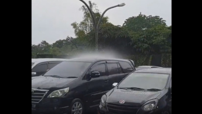 Viral Fenomena Aneh dan Langka di Bekasi, Hujan Hanya Guyur Satu Mobil dan Direkam Anggota DPRD Kabupaten Bekasi