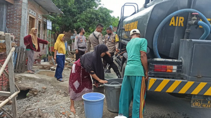 Sejumlah Desa di Sumbawa NTB Krisis Air Bersih di Musim Kemarau, Polres Salurkan Air Bersih ke Daerah yang Kekeringan