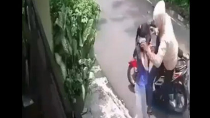 Viral, Pelaku Jambret Handphone Anak-anak di Cakung Terekam CCTV