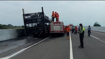 Sebuah Truk Bermuatan 39 Motor, Ludes Terbakar Di Jalan Tol Trans Jawa Kilo Meter 669+200 A