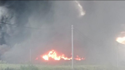 Gudang Korek Api di Pergudangan Laksana Business Park Tangerang Terbakar, Api Dengan Cepat Hanguskan Dua Gudang