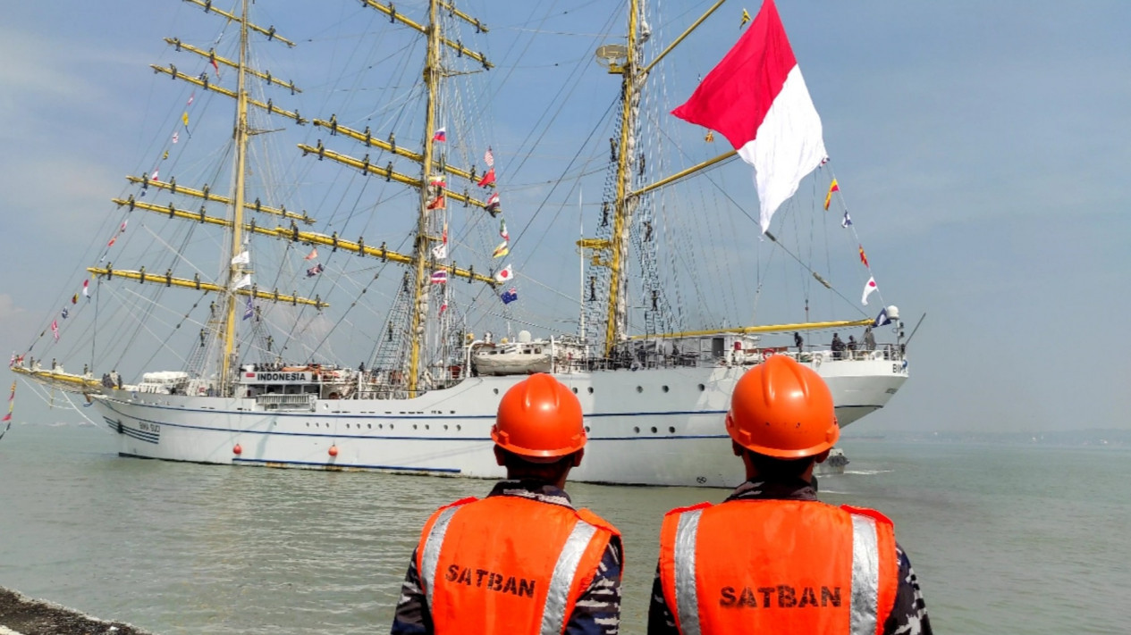 99 Hari Arungi Samudra, KRI Bima Sakti Tiba di Pangkalan Surabaya
            - galeri foto
