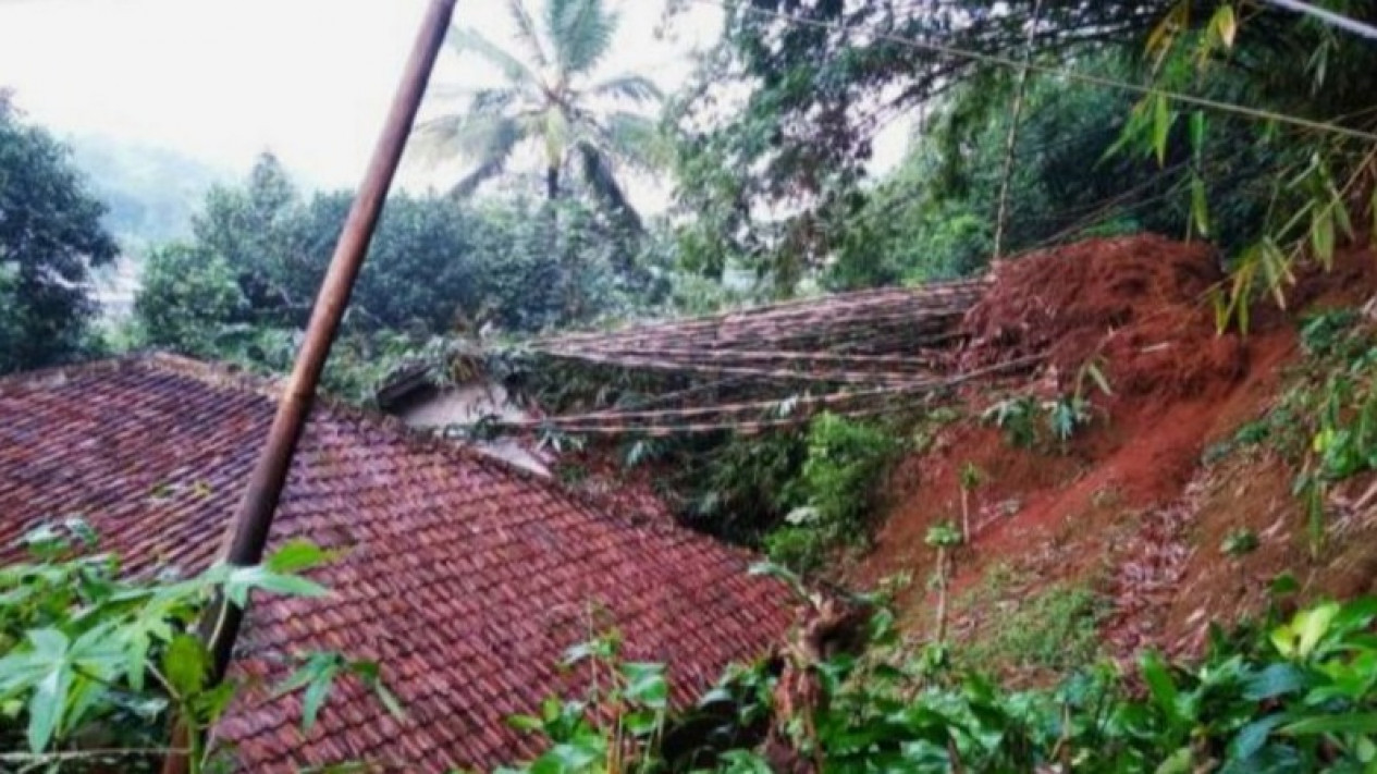 Longsor di Lembang, Akses Jalan Cimahi-Bandung Barat Tertutup
            - galeri foto