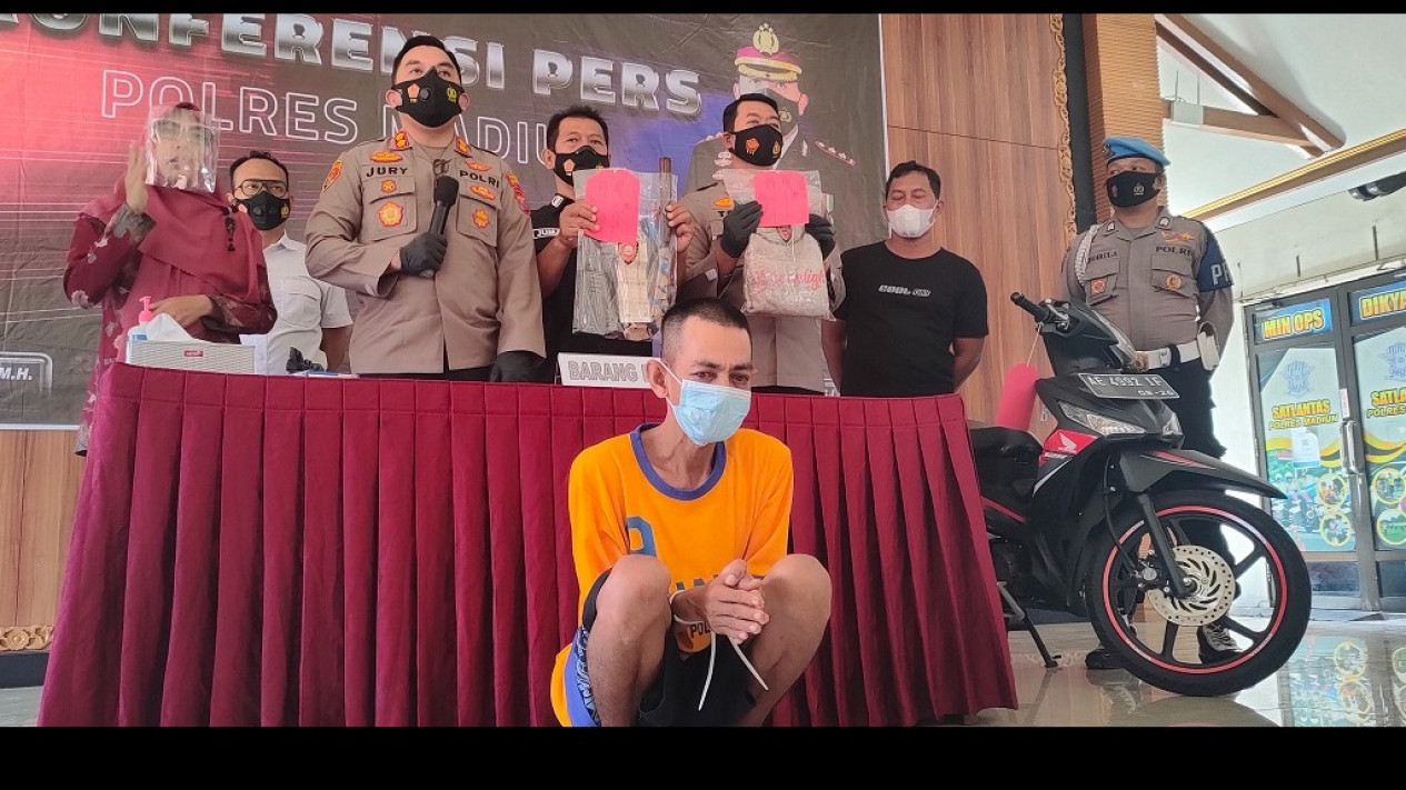 Gara-gara Asyik Main Tik Tok, Kakek Jadi Korban Curas
            - galeri foto