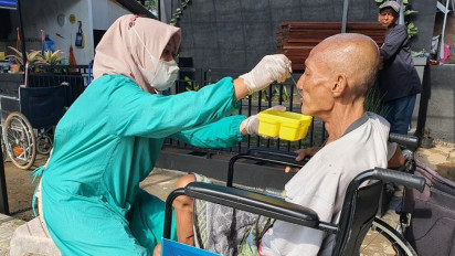 Suka Duka Relawan Perawat Lansia di Panti Jompo Griya Lansia Husnul Khotimah Malang