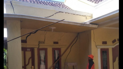 Tanah Bergeser, Sembilan Rumah Di Sukabumi Rusak Berat dan Hampir Roboh