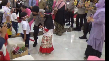 Polda Jatim Berkolaborasi Beri Dukungan Psikososial untuk Anak-anak yang Orang Tuanya Meninggal Akibat Covid 19