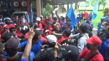 Demo Buruh di Sumedang Diwarnai Kericuhan, Bupati Janji Perjuangkan Aspirasi Buruh