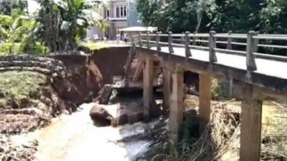 Sebuah Jembatan Penyeberangan di Tulungagung Putus akibat Banjir