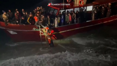 Penjaga Pantai di Catanzaro Italia Kembali Selamatkan Ratusan Imigran Gelap