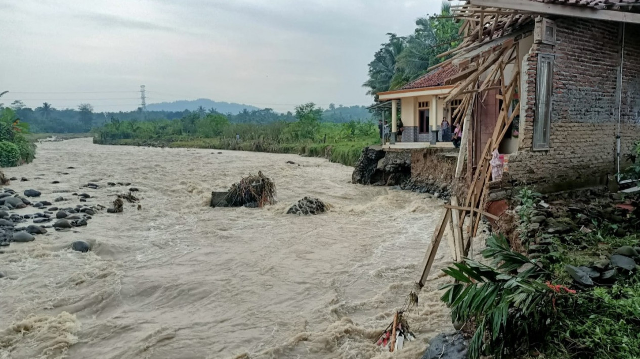 BMKG Prediksi 12 Daerah Berpotensi Alami Banjir Bandang
            - galeri foto