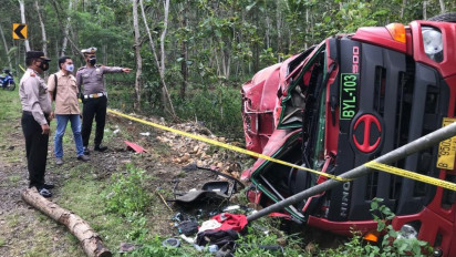 Bermuatan BBM, Truk Tangki Terguling Di Jalan Raya Pacitan-Solo