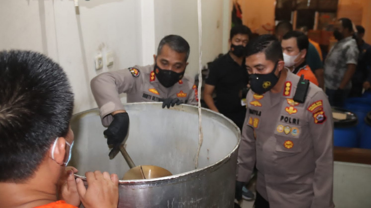 Polresta Tangerang dan Polda Banten Ungkap Rumah Produksi Ciu Ilegal di Ruko Bojong Cikupa
            - galeri foto