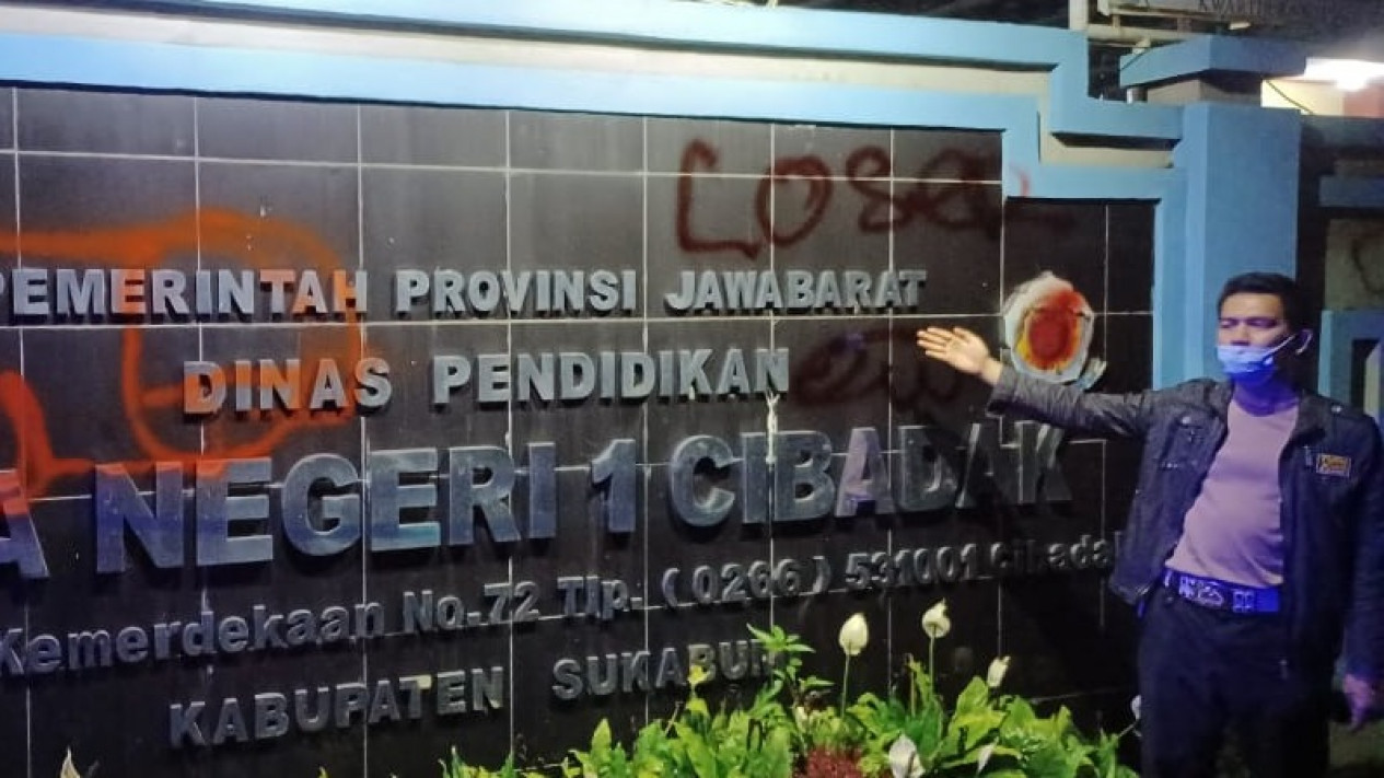 Coret-Coret Tempat Publik di Jalan Utama Kabupaten Sukabumi, Empat Remaja Diamankan
            - galeri foto