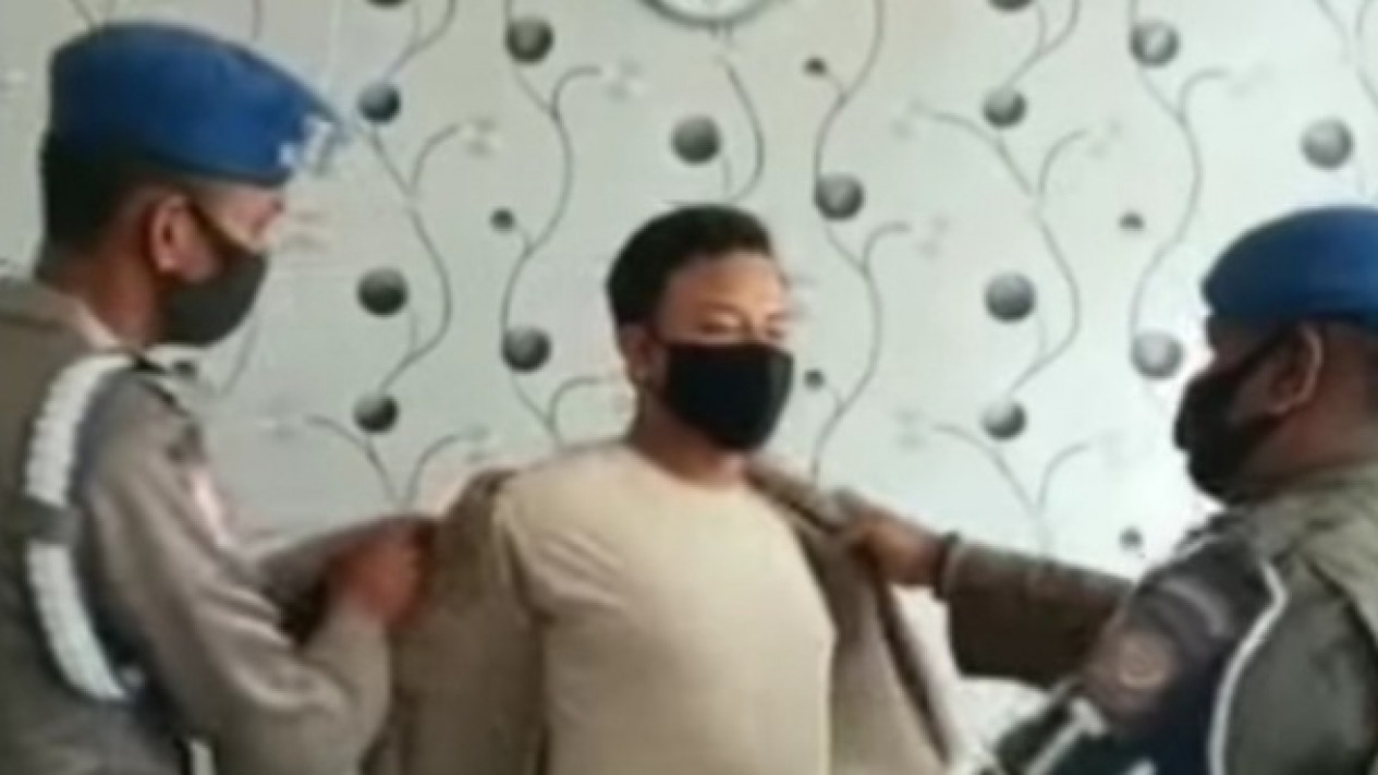 Pukul Pendemo saat Unjuk Rasa, Oknum Anggota Satpol PP Dipecat
            - galeri foto