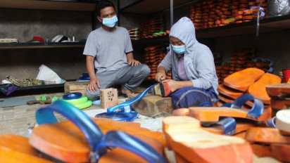 Digempur Produk Modern, Perajin Sendal Bakiak di Wonosobo Tetap Eksis Bertahan