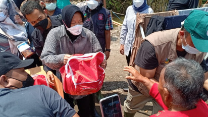 Mensos Risma Kesal saat Lihat Korban Banjir Kehujanan dan Kedinginan