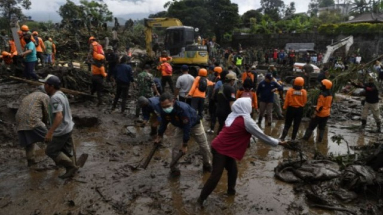 BNPB Sebut Banjir Bandang di Kota Batu Penyebabnya Bendung Alam Hancur
            - galeri foto