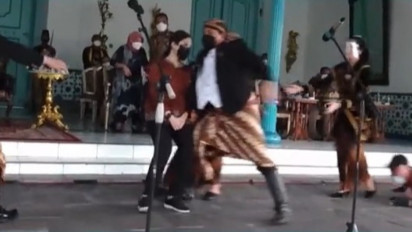 Wamenparekraf Angela Tanoesoedibjo Pingsan di Keraton Kasunanan Surakarta