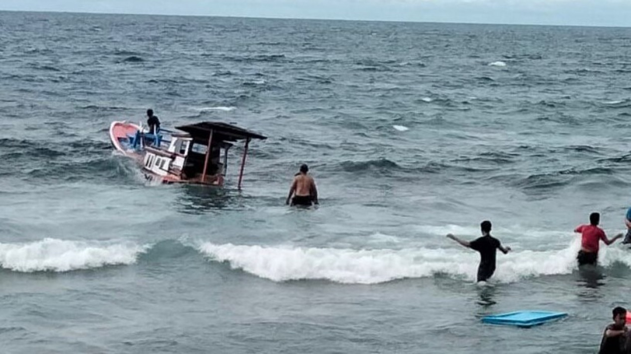Kapal Terbalik Usai Ritual Syukuran, 22 Penumpang Selamat
            - galeri foto