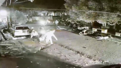 Terekam Kamera, Sekelompok Pemotor Keroyok Pengemudi Ojek Daring di Bandung