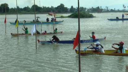 Genangan Air Banjir Tak Kunjung Surut, Lomba Perahu Dayung Digelar di Area Persawahan