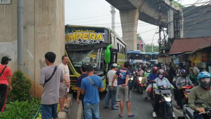Bus Putri Luragung Tabrak Tiang Fly Over di Cipulir Jaksel, Sopir Terjepit