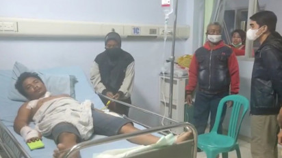 Pria di Mojokerto Ditemukan Terkapar di Depan Teras Rumah dengan Sejumlah Luka Bacok