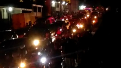 Truk Tangki BBM Masuk Parit, Jalan Garut-Bandung Macet Parah karena Warga Nonton Proses Evakuasi