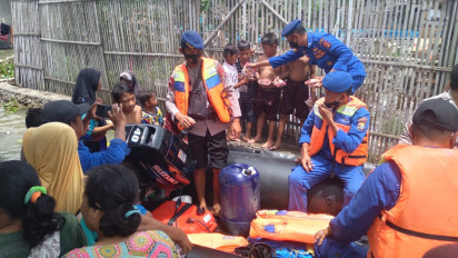 Polair Bantu Puluhan Warga Terisolir Akibat Banjir