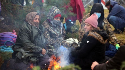 Ratusan Migran Bertahan di Perbatasan Belarus-Polandia Dalam Suhu Dingin