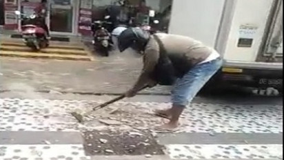 Viral! Pria Ini Hancurkan Keramik Trotoar, Gegara Istri Terpeleset dan Patah Tangan